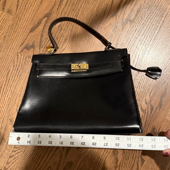 Elegant Vintage Black Leather Handbag - Picture 8 of 10